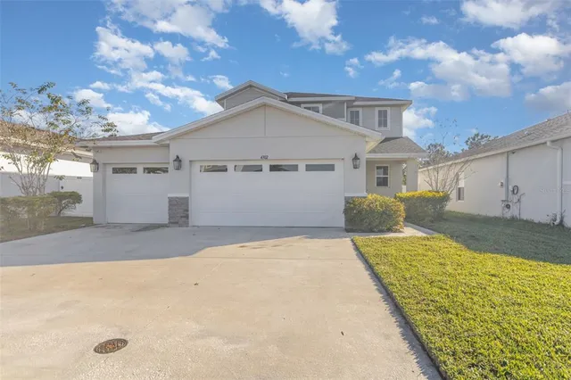 a view of backyard of the house