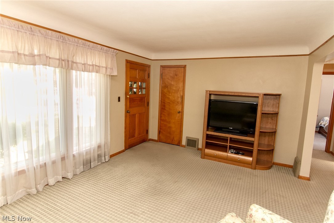 349 Clarmont Road Eastlake, OH 44095 - Photo 6 of 32