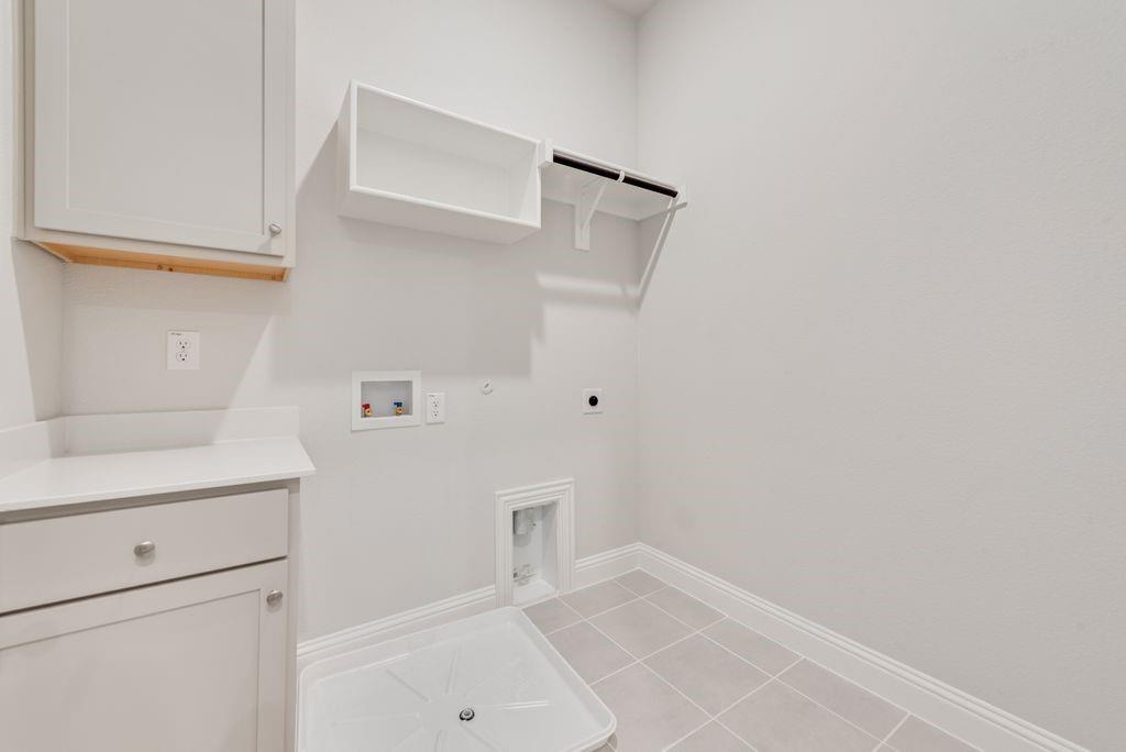 8159 Challenger Lane Frisco, TX 75034 - Photo 29 of 36 a view of an empty walk in closet