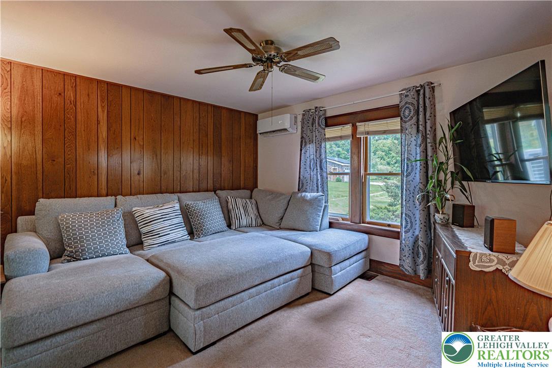 636 School Road Nazareth, PA 18064 - Photo 11 of 60 Living room