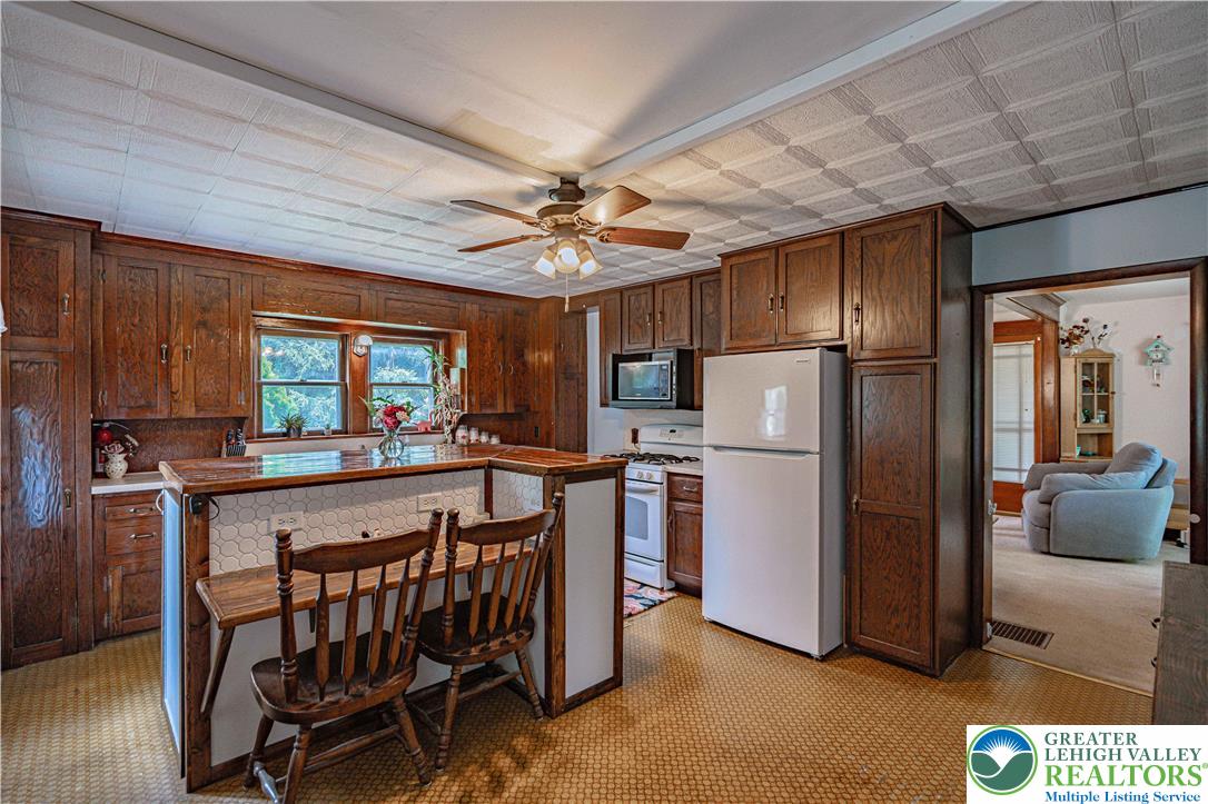 636 School Road Nazareth, PA 18064 - Photo 15 of 60 Kitchen with breakfast bar