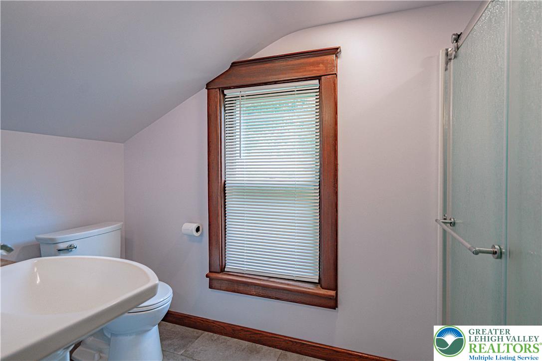 636 School Road Nazareth, PA 18064 - Photo 23 of 60 Full bathroom