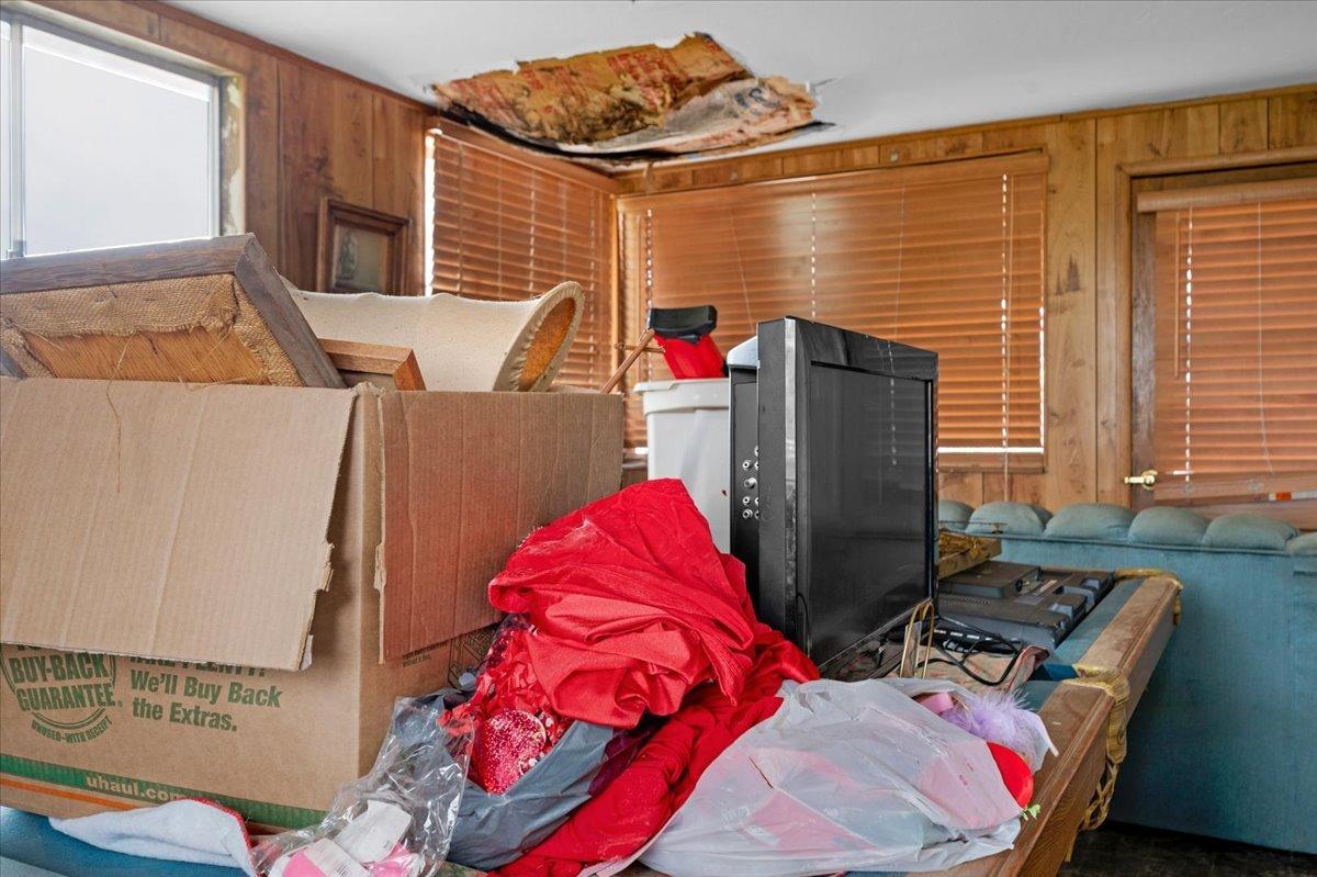 16860 Mark Road Madera, CA 93636 - Photo 4 of 76 a view of balcony with furniture and a window