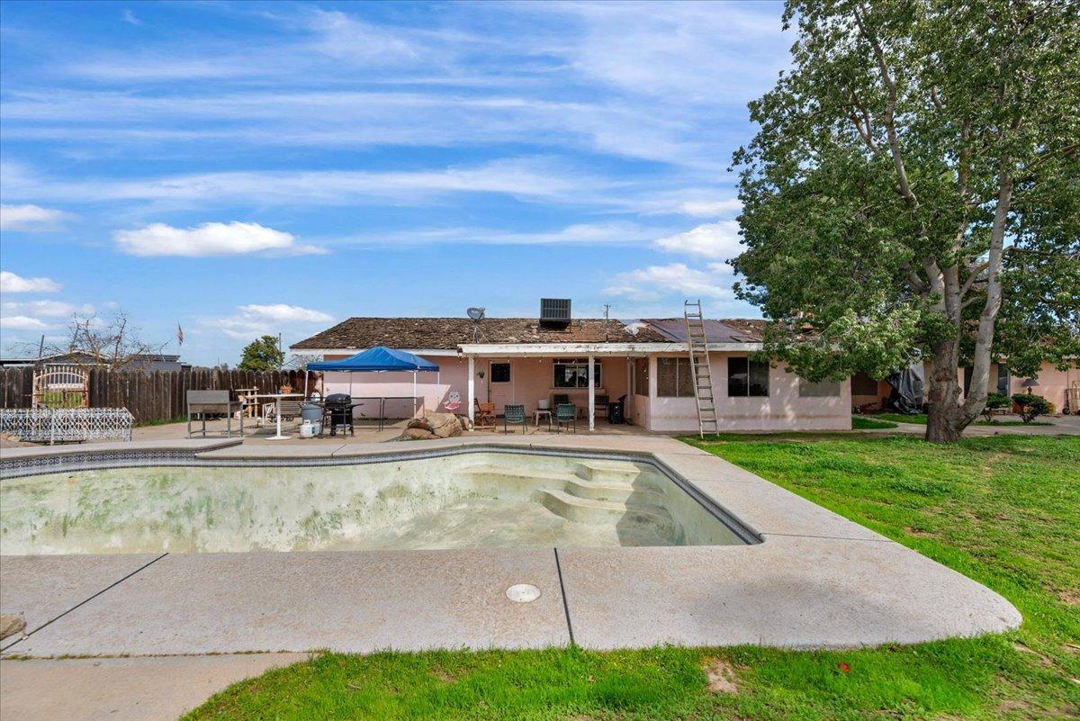 16860 Mark Road Madera, CA 93636 - Photo 44 of 76 a view of a swimming pool with a patio
