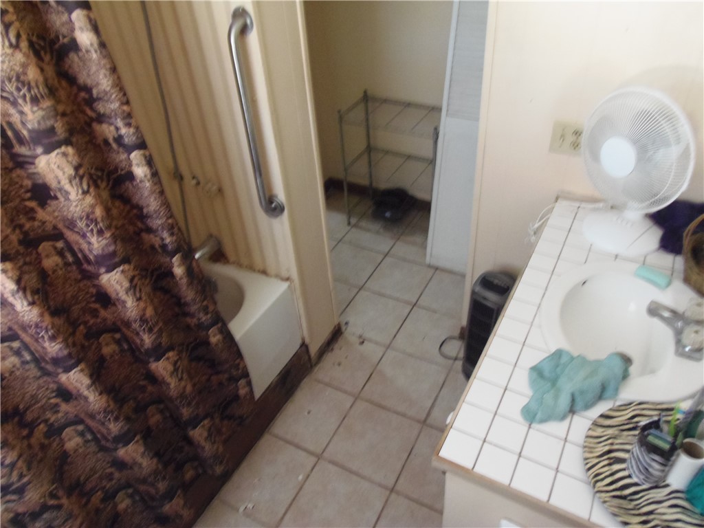 916 Marriott Drive Portland, TX 78374 - Photo 12 of 24 a view of a bathroom