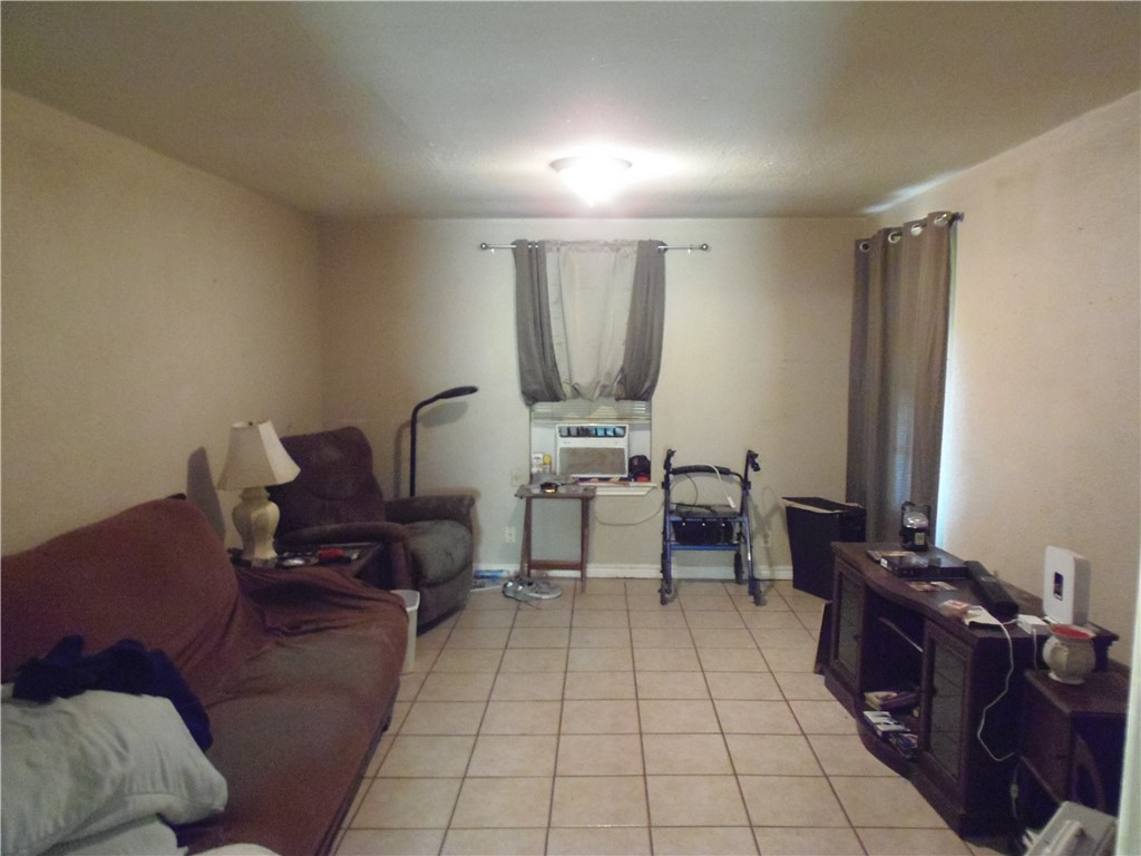 916 Marriott Drive Portland, TX 78374 - Photo 14 of 24 a living room with furniture
