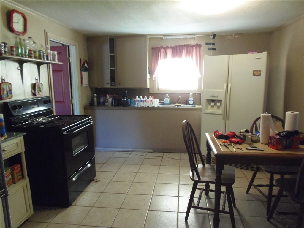 916 Marriott Drive Portland, TX 78374 - Photo 3 of 24 a dining room with furniture and window