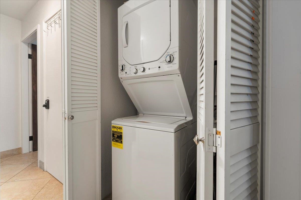 5271 Lower Honoapiilani Road, Unit B44 Lahaina, HI 96761 - Photo 17 of 25 a utility room with dryer and washer