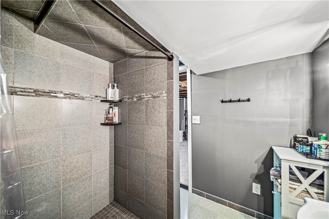 2959 Reeves Road Willoughby, OH 44094 - Photo 24 of 32 Bathroom featuring curtained shower