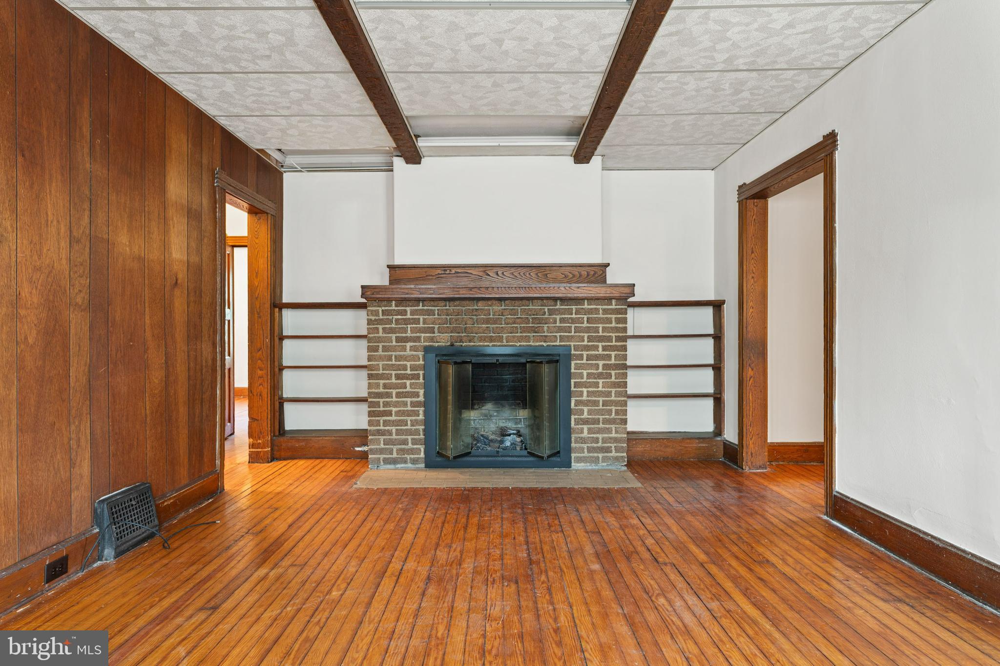 21 Linden Avenue Rutledge, PA 19070 - Photo 5 of 41 Living Room with gas fireplace