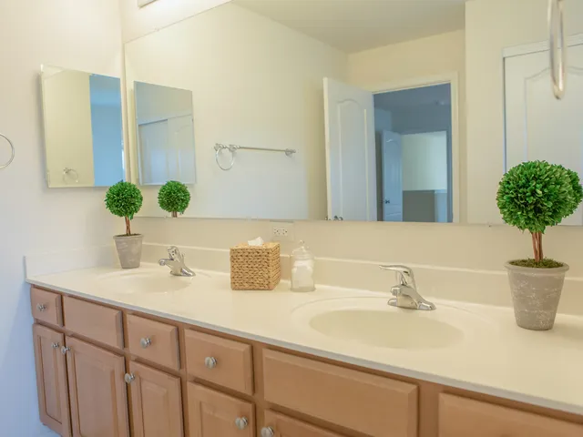 $3,800 | 2667 Retreat Circle, Lisle, IL 60532