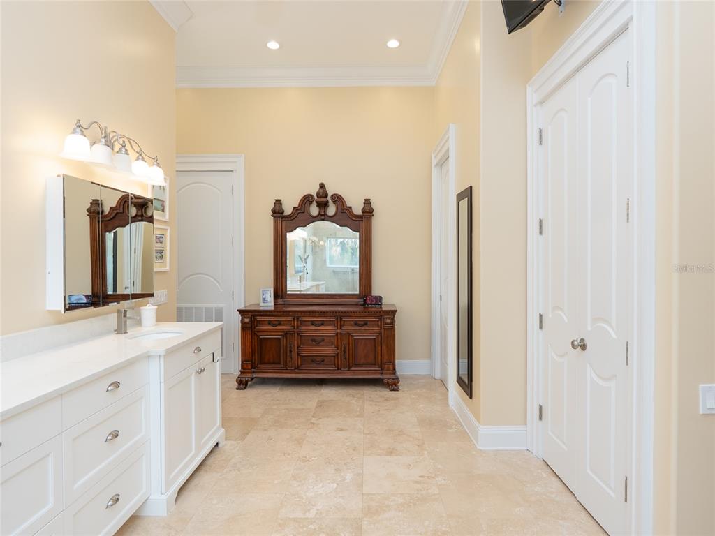 4610 Hidden River Road Sarasota, FL 34240 - Photo 37 of 96