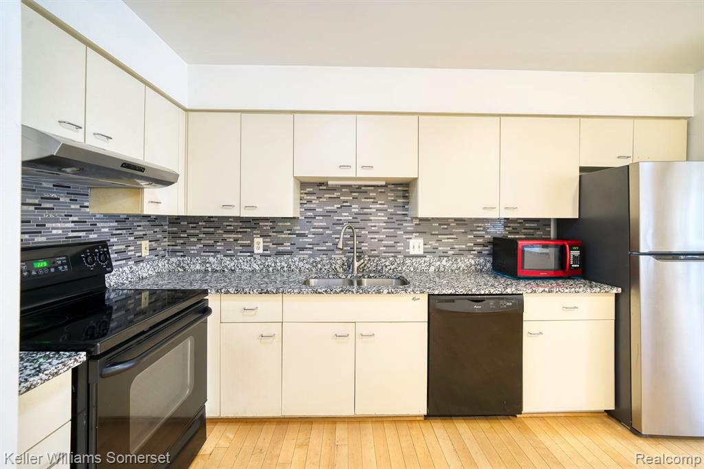 655 Glasgow Court Rochester Hills, MI 48307 - Photo 15 of 27