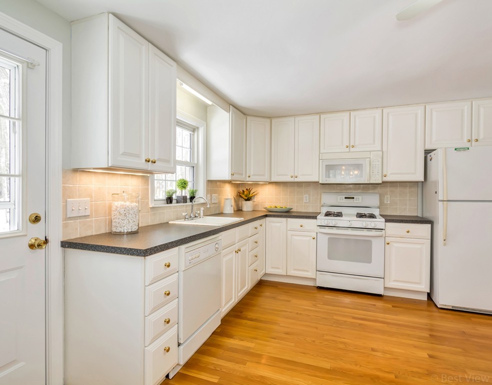 554 Springs Road Bedford, MA 01730 - Photo 9 of 30 Gallery Image 9