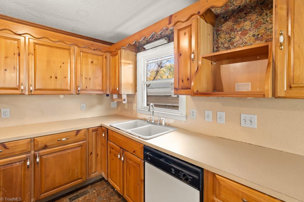 118 Ridgeway Road Thomasville, NC 27360 - Photo 7 of 28 Gallery Image 7