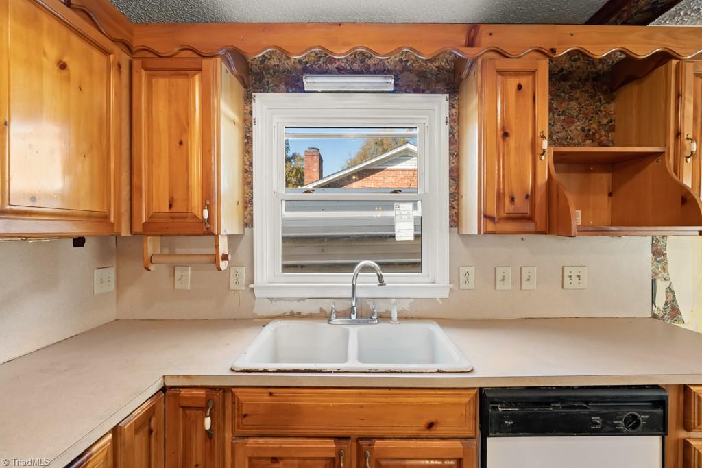 118 Ridgeway Road Thomasville, NC 27360 - Photo 8 of 28 Gallery Image 8