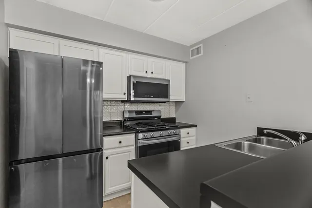 $2,000 | 2310 Woodbridge Way, Lombard, IL 60148