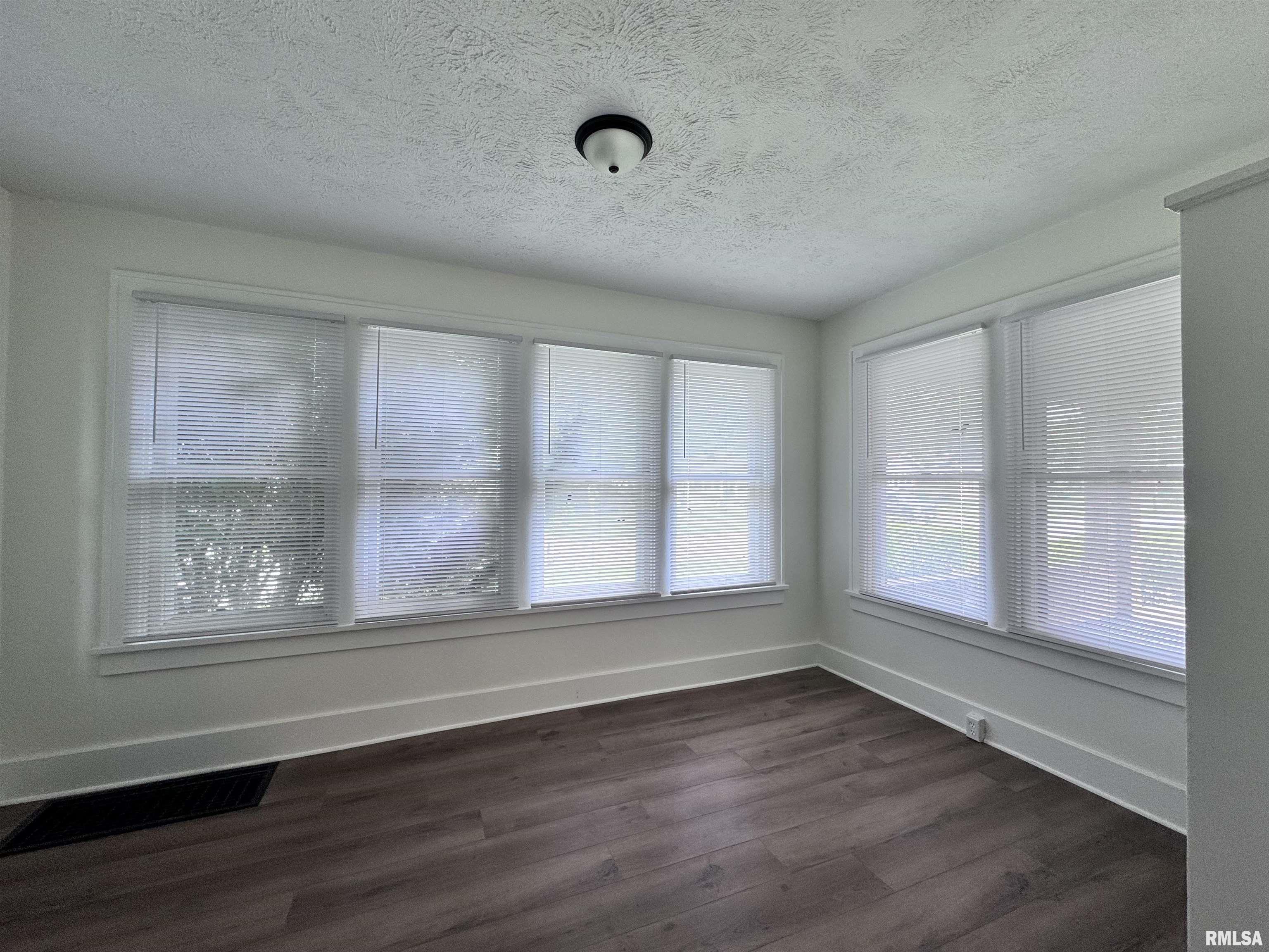 339 West Pierce Street Macomb, IL 61455 - Photo 4 of 28