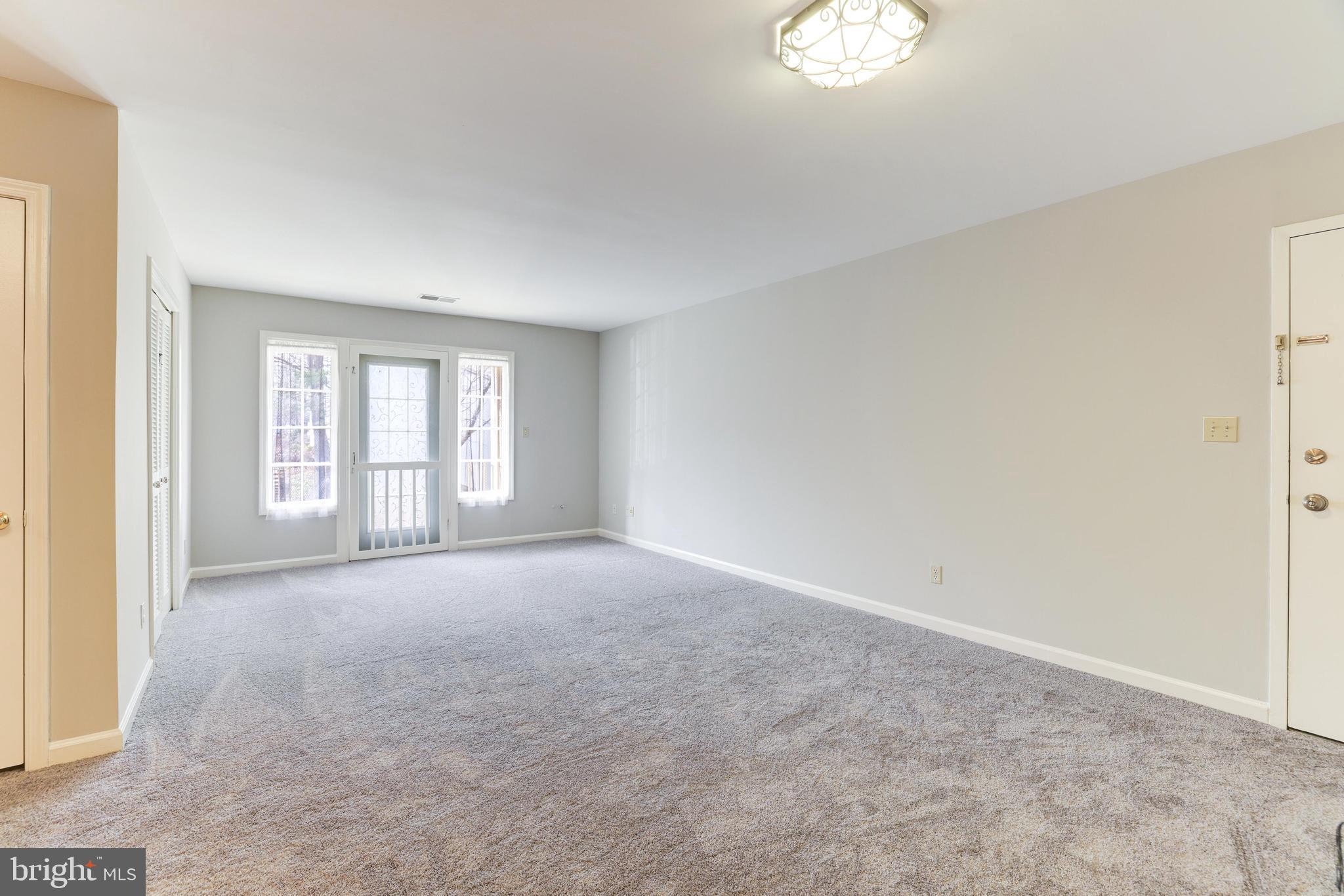 5900 Kingsford Road, Unit 429 Springfield, VA 22152 - Photo 4 of 35 LIVING ROOM