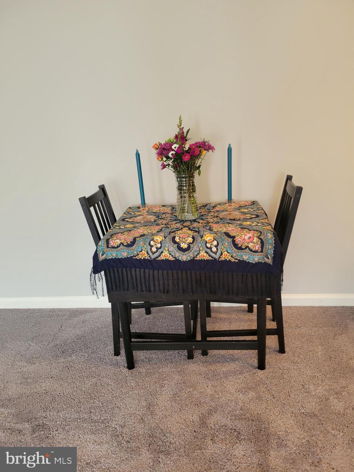 5900 Kingsford Road, Unit 429 Springfield, VA 22152 - Photo 5 of 35 TABLE W/ FLOWERS
