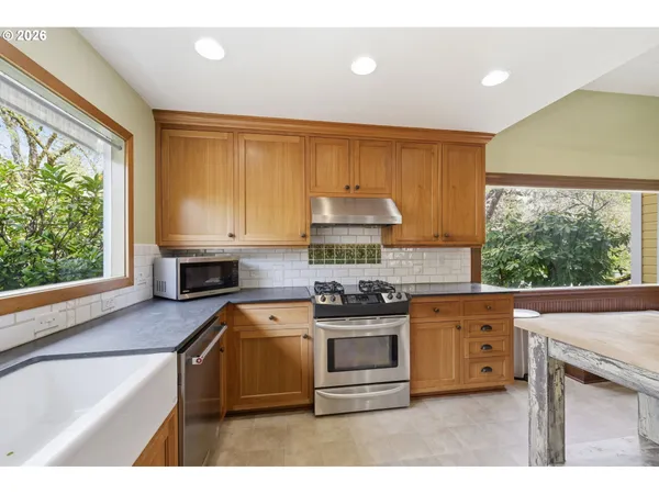 $775,000 | 653 South River Road, Cottage Grove, OR 97424