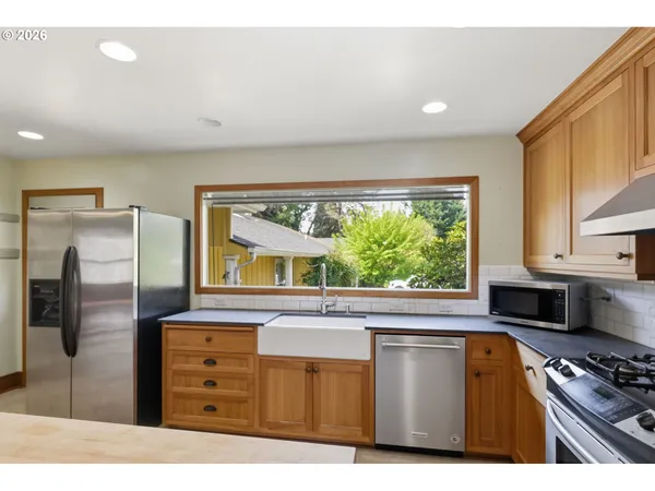 $775,000 | 653 South River Road, Cottage Grove, OR 97424