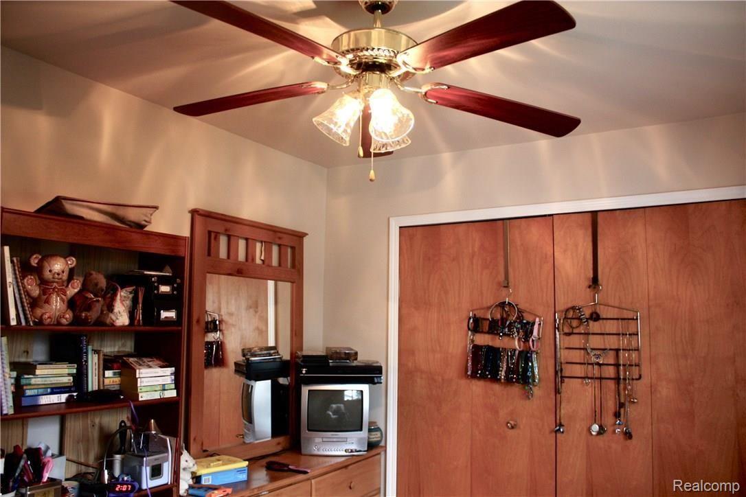 2566 Rhodes Drive Troy, MI 48083 - Photo 16 of 21 Rhodes Photos - 16.jpg