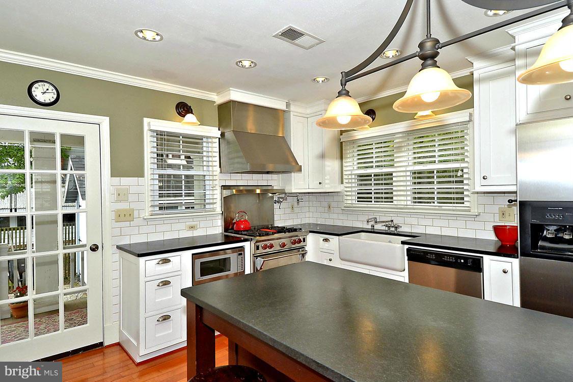 901 Spa Road Annapolis, MD 21401 - Photo 14 of 30 Designer Kitchen / Center Island Dining Bar