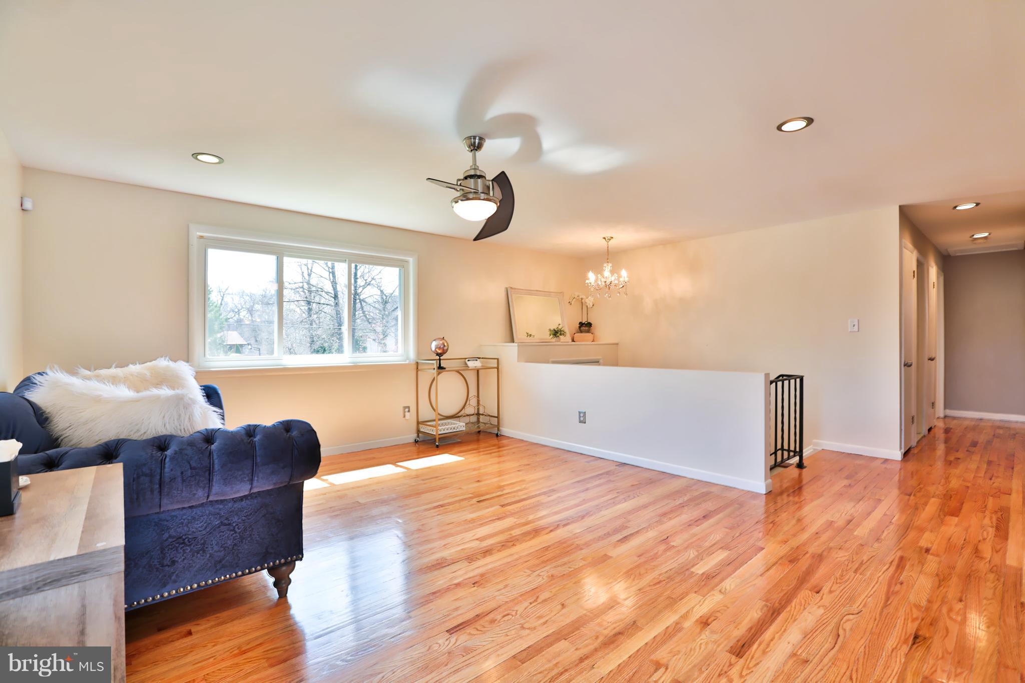 6022 Point Pleasant Road Baltimore, MD 21206 - Photo 7 of 23 Living Room