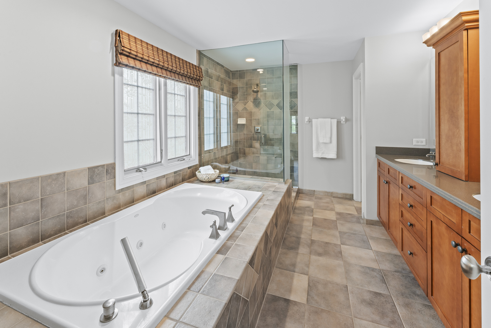 1546 Midway Lane Glenview, IL 60026 - Photo 27 of 46 a bathroom with a tub sink and mirror