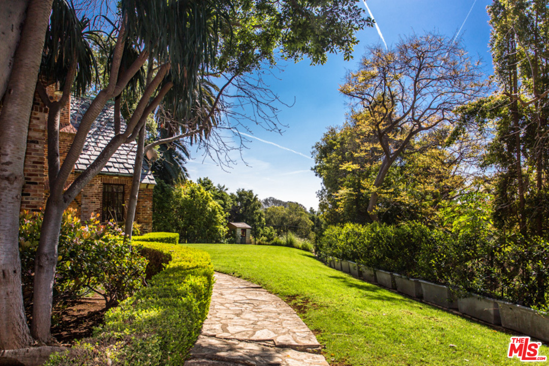 14 Oakmont Drive Los Angeles, CA 90049 - Photo 1 of 26