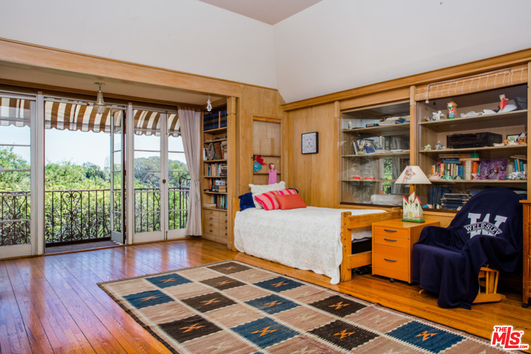 14 Oakmont Drive Los Angeles, CA 90049 - Photo 13 of 26