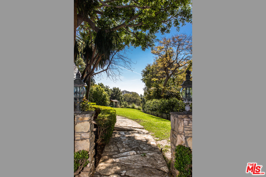 14 Oakmont Drive Los Angeles, CA 90049 - Photo 19 of 26