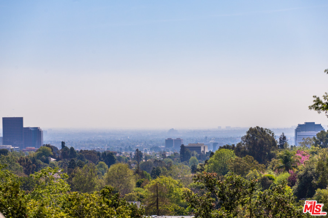 14 Oakmont Drive Los Angeles, CA 90049 - Photo 3 of 26