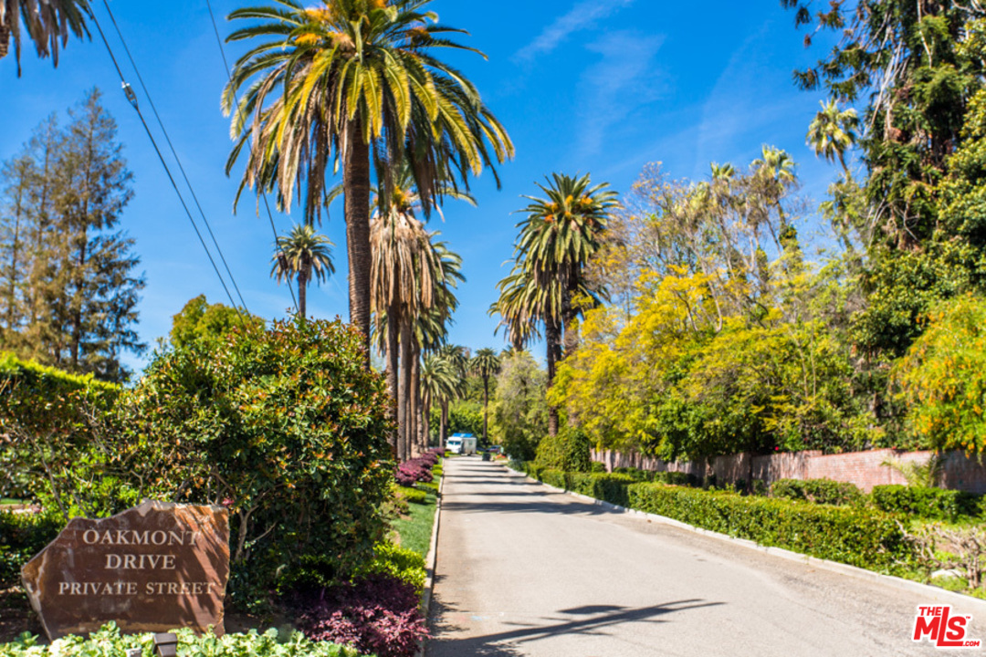 14 Oakmont Drive Los Angeles, CA 90049 - Photo 25 of 26
