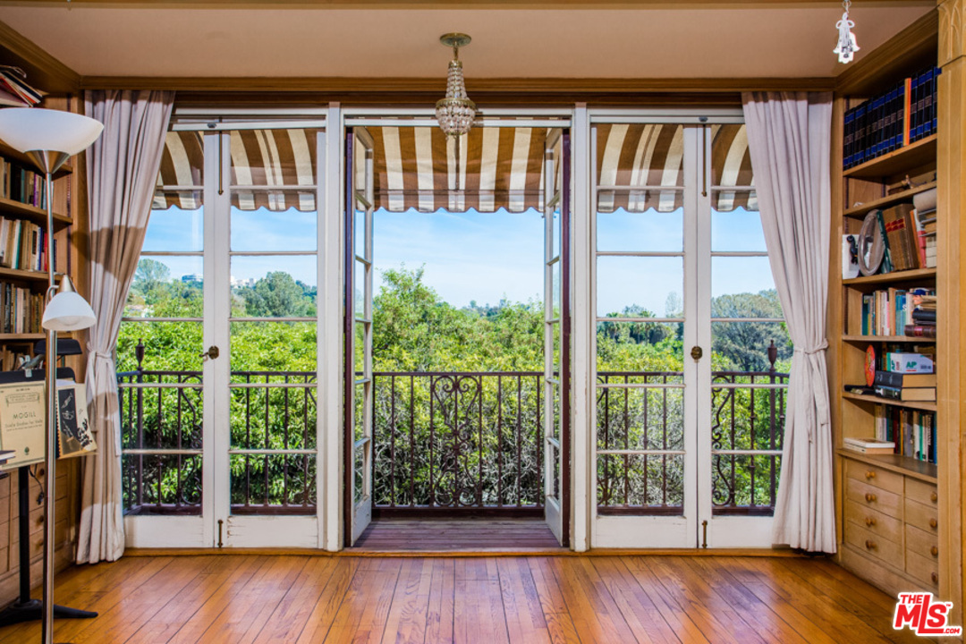 14 Oakmont Drive Los Angeles, CA 90049 - Photo 4 of 26