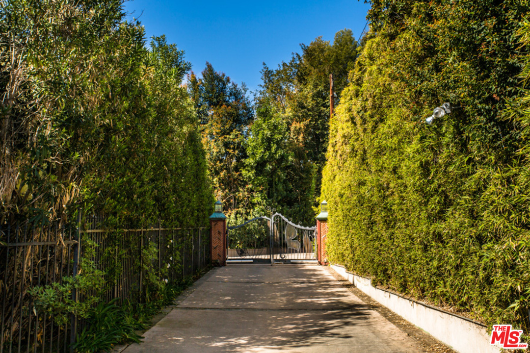 14 Oakmont Drive Los Angeles, CA 90049 - Photo 5 of 26