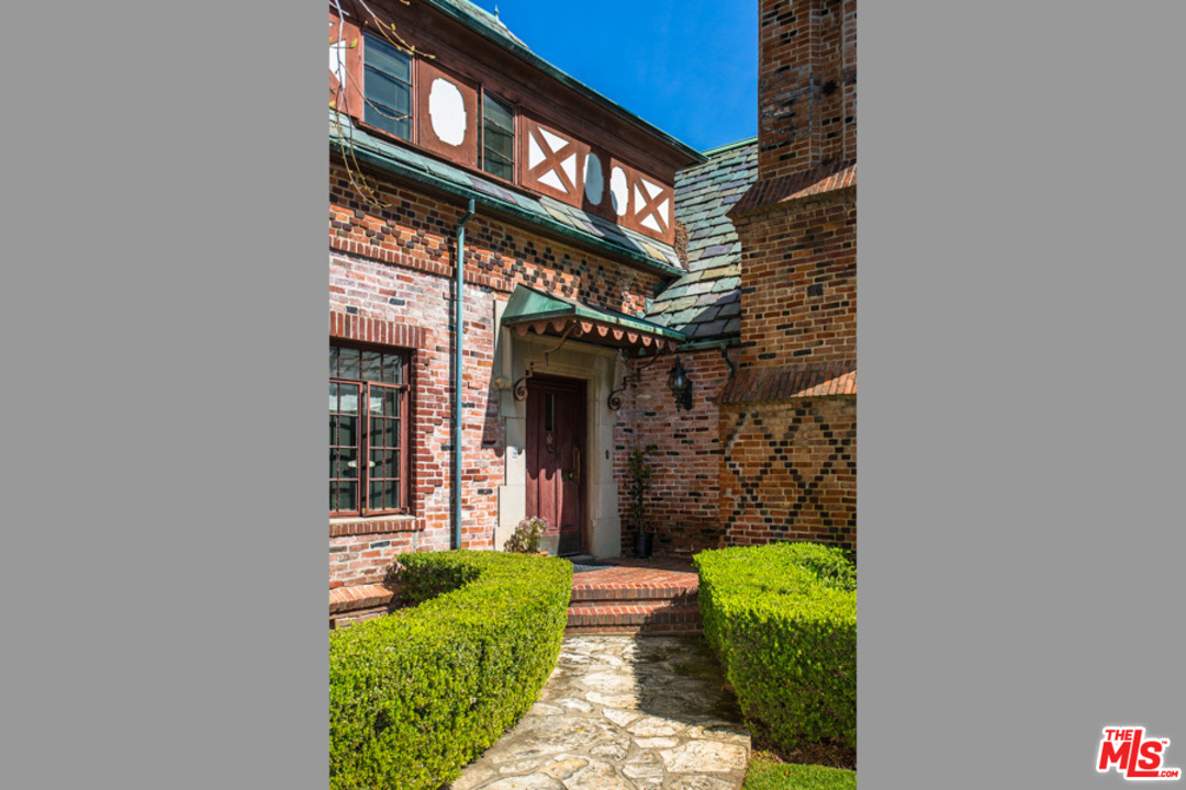 14 Oakmont Drive Los Angeles, CA 90049 - Photo 7 of 26