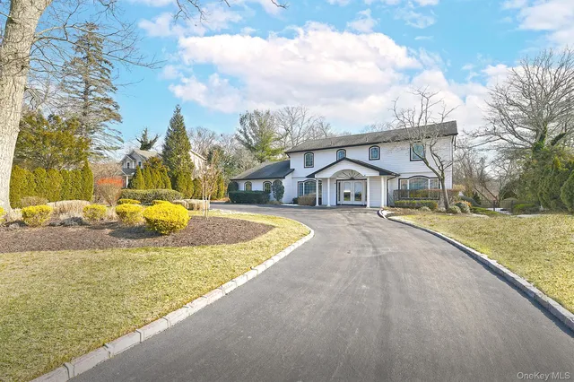 $1,595,000 | 17 Susan Lane, Dix Hills, NY 11746