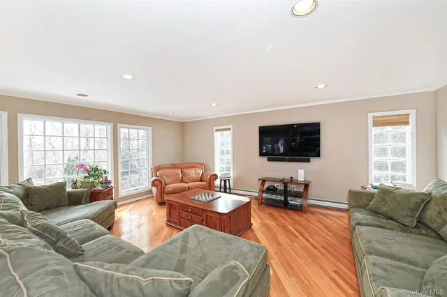 $1,595,000 | 17 Susan Lane, Dix Hills, NY 11746