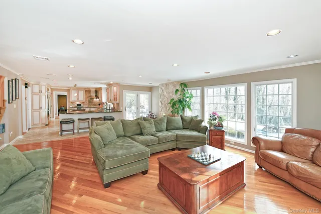 $1,595,000 | 17 Susan Lane, Dix Hills, NY 11746