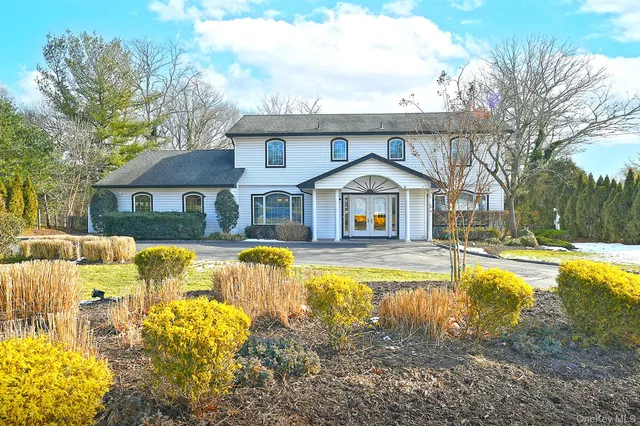 $1,595,000 | 17 Susan Lane, Dix Hills, NY 11746