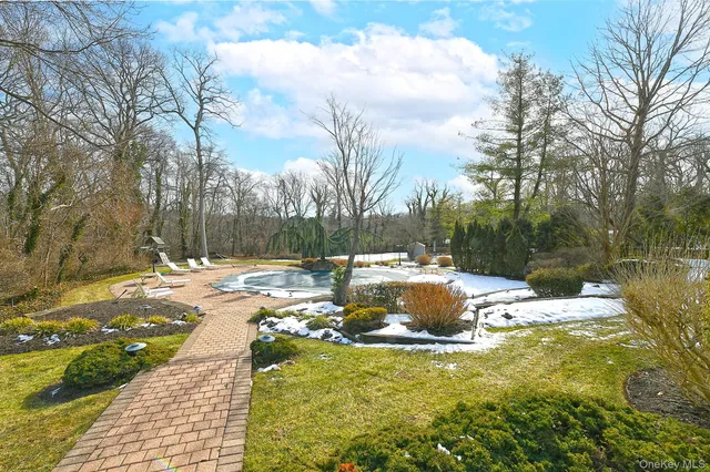 $1,595,000 | 17 Susan Lane, Dix Hills, NY 11746