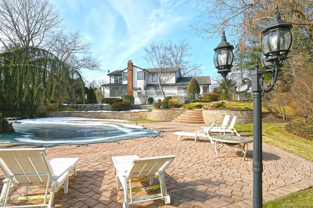 $1,595,000 | 17 Susan Lane, Dix Hills, NY 11746