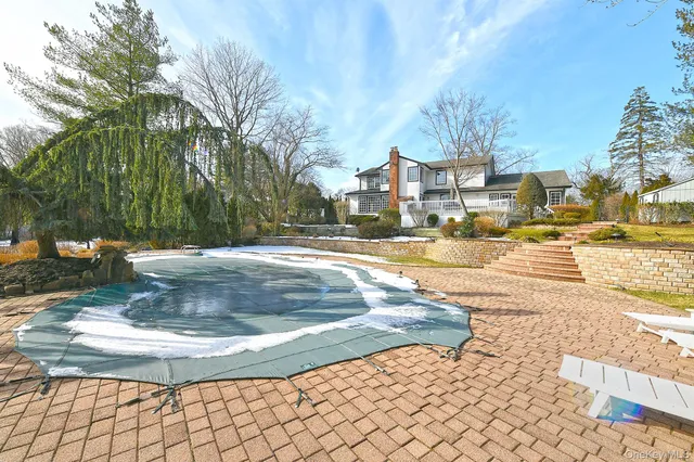 $1,595,000 | 17 Susan Lane, Dix Hills, NY 11746