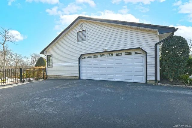 $1,595,000 | 17 Susan Lane, Dix Hills, NY 11746