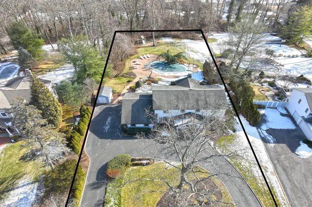 $1,595,000 | 17 Susan Lane, Dix Hills, NY 11746