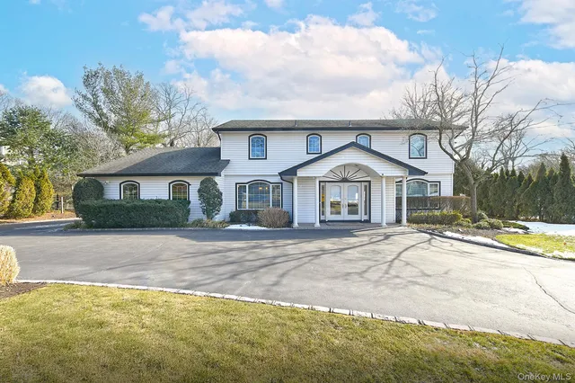 $1,595,000 | 17 Susan Lane, Dix Hills, NY 11746