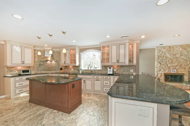 $1,595,000 | 17 Susan Lane, Dix Hills, NY 11746