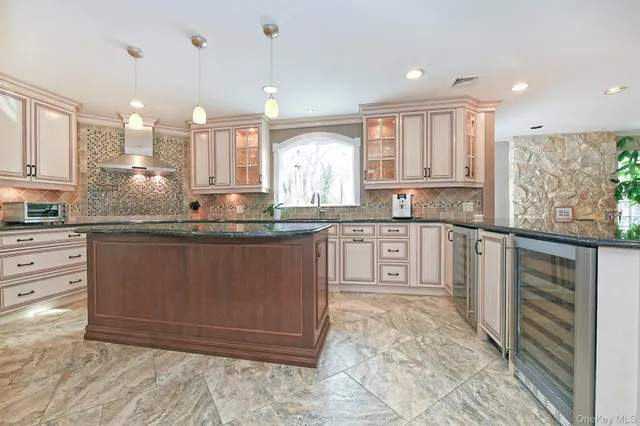 $1,595,000 | 17 Susan Lane, Dix Hills, NY 11746